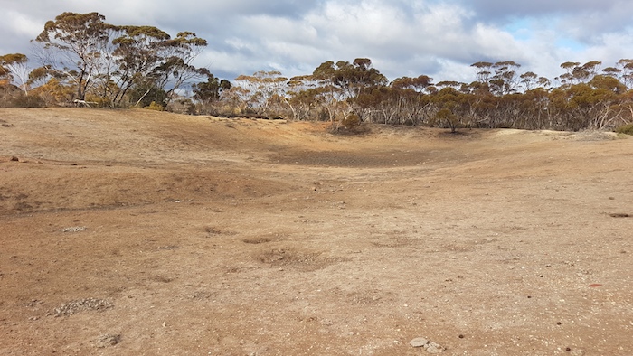 A very dry Car Bob Dam on the Balladonia-Zanthus Track.