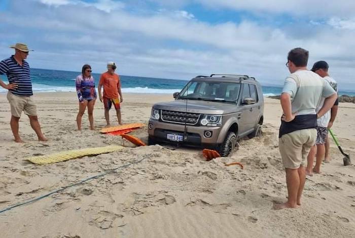 Lots of helpers eventually got the Disco unbogged.